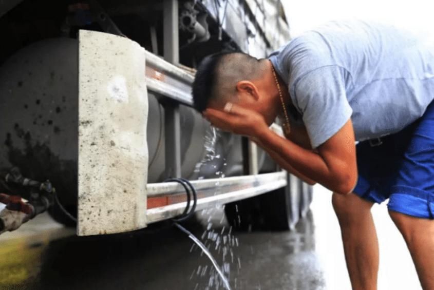  为啥|货车司机为啥不在服务区吃饭？车主委屈：去吃一次饭，白跑一趟货