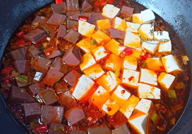  经典|鸭血的经典吃法，滑嫩入味，吃多少次都不会觉得腻，上桌迅速光盘