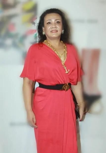  活动|大S婆婆张兰真敢穿，一袭蓝色连衣裙配大浓妆现活动，哪像62岁