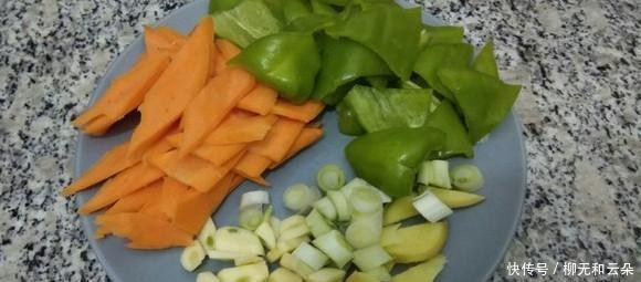 小厨房|超小厨房做炸辣椒香肠,两个大肠配配菜,一个胡椒粉,一个洋葱