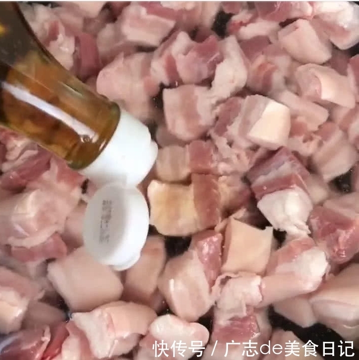  往锅中加入|祖传红烧肉做法，学会回家做，家里米饭都不够吃
