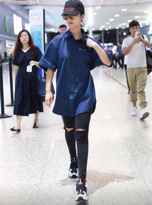  飒爽|杨紫走中性风太帅气！深蓝色衬衫配破洞裤干练酷炫，飒爽不羁