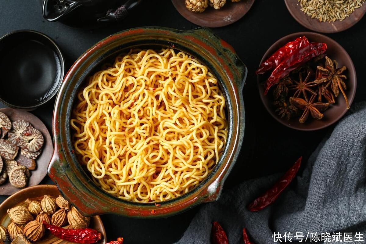 长期吃方便面对肝有危害吗(吃一袋方便面，肝要解毒32天？吃多了致癌？告诉你真相)