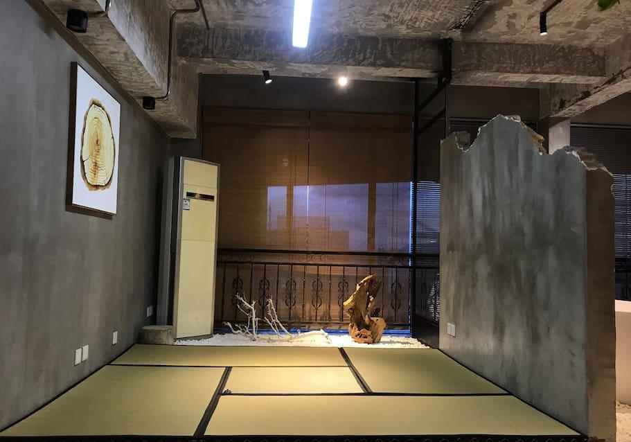 有趣|成都这家废墟艺术民宿太有趣,感觉就像是住在废品楼里
