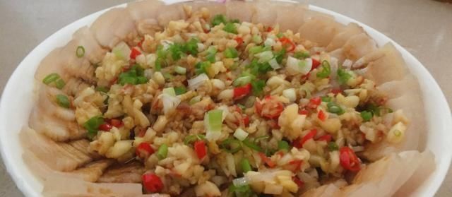  猪肉|这是吃五花肉的新方法，这是用水和大蒜煮的，他很肥但不油腻