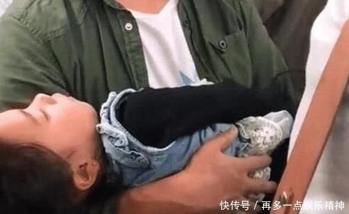 熟睡|爸爸怀抱熟睡女儿乘地铁，40分钟都没人让座，宝爸的举动惹人泪目