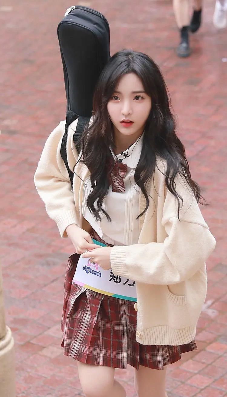  郑乃馨|硬糖少女303郑乃馨因奇怪方式出圈！R1SE翟潇闻错位顶碗图超好笑