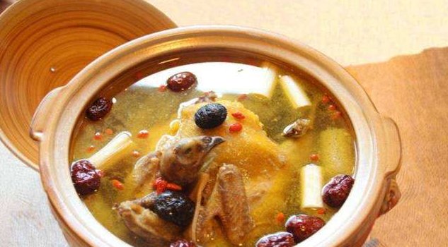 炖鸡汤|炖鸡汤,直接焯水是“外行”!做好这3步,鸡肉鲜嫩不老,汤更鲜
