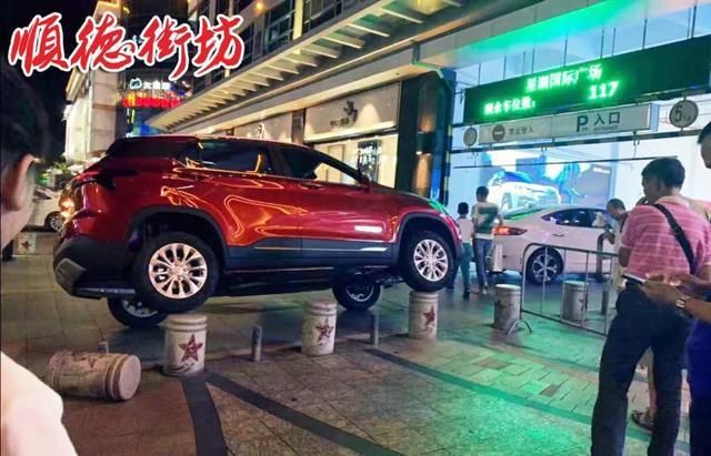  罗定|大良罗定邦中学附近这一幕，实在太尴尬了！点做到噶？