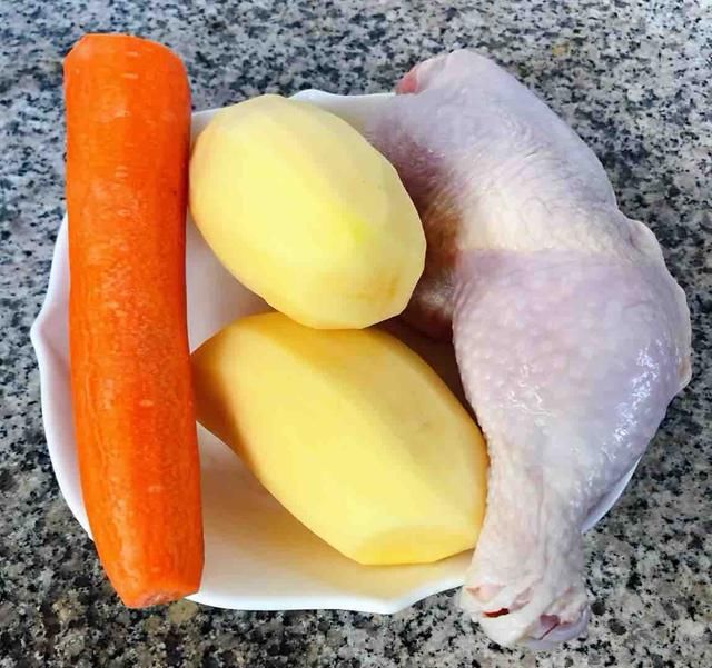  鸡肉|炖鸡时，千万不要直接焯水！教您1个妙招，鸡肉嫩滑，汤汁香浓