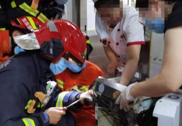 饺子馆|北京突发:饺子馆女员工被压面机卡手,消防紧急救援