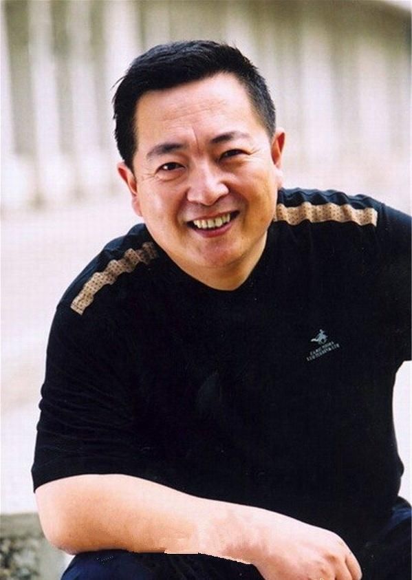  大腕儿|就是喜欢农村生活？央视大腕儿退出主持界，砖房门前吃面条