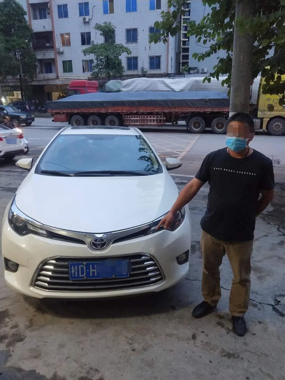  违法行为|嚣张！3辆车并行广西高速，还占用应急车道，事后对交警称...