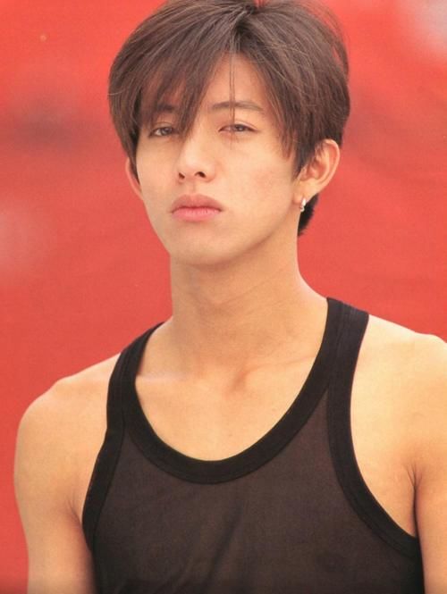  王一博|《夏日冲浪店》王一博听到木村拓哉要来，表情立马不淡定了