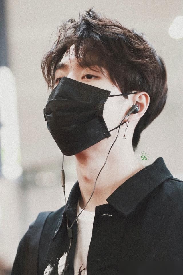  表情包|王一博造型引热议，新裤子设计好怪，想帮耶啵提裤子的每一天