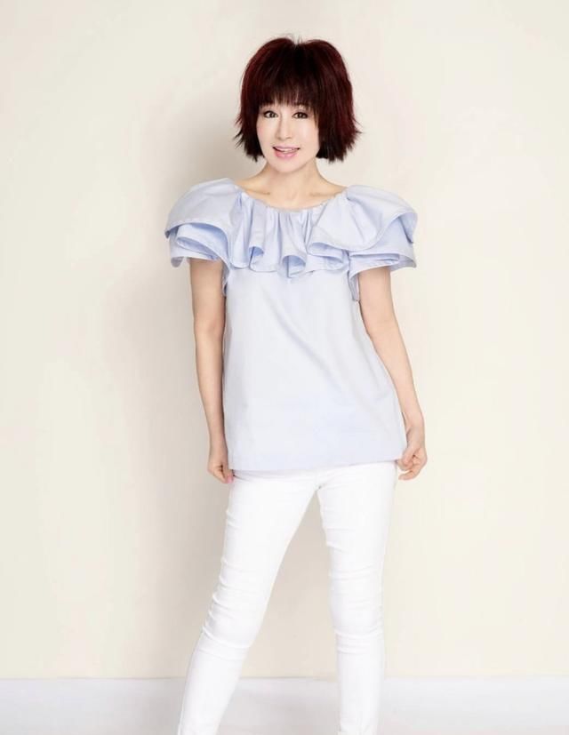 羡慕|年过七旬的潘迎紫依旧那么美，穿白衬衫配小马甲，这状态让人羡慕