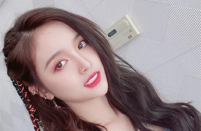  吴宣仪|《跑男》8路人照曝光，吴宣仪真实腿型成焦点