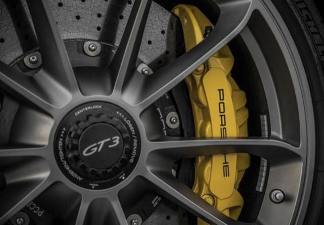  打孔|家用车为啥不用打孔刹车盘？为啥不把卡钳露出来？