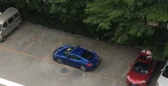  保时捷|保时捷霸占两个车位，好心大爷两块石头砸过去，看到车头脸变了