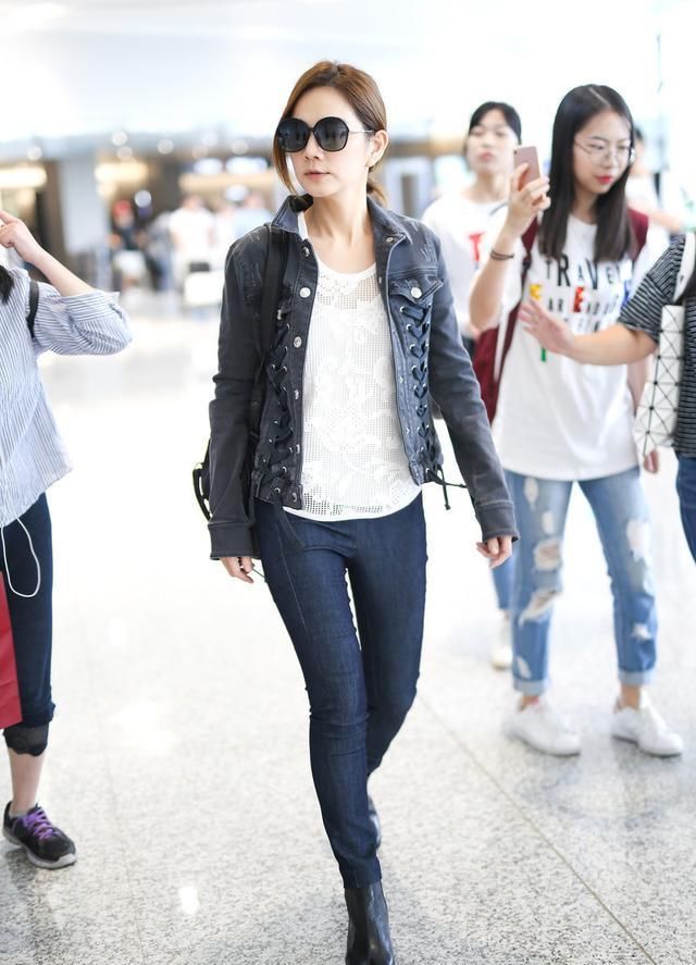  马丁|段艺璇走甜酷路线，条纹套装配马丁靴，细腰长腿身材真好