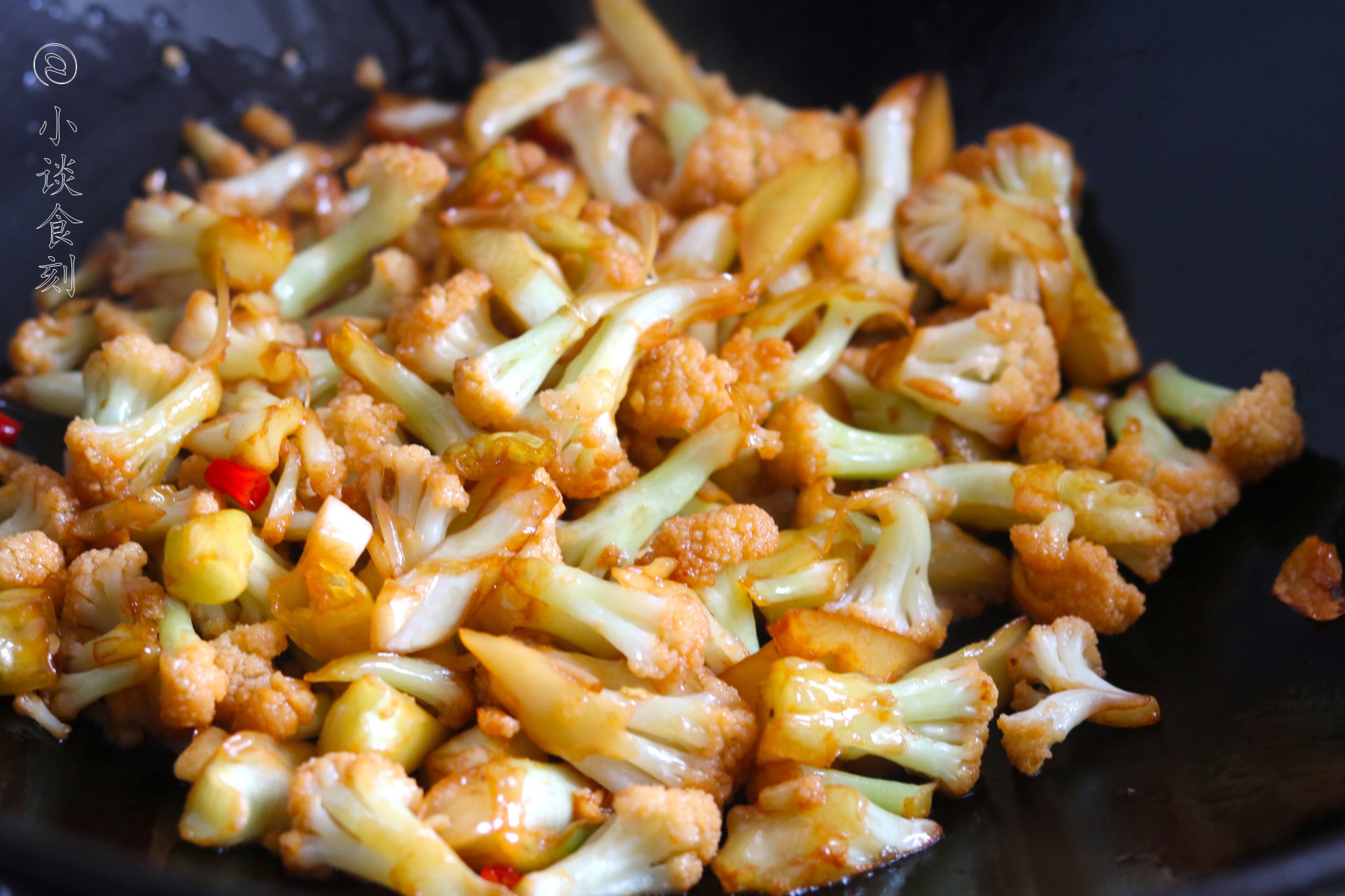  油量|炒花菜时，有人过油有人焯水，费时还不爽脆，这样做低油量更健康