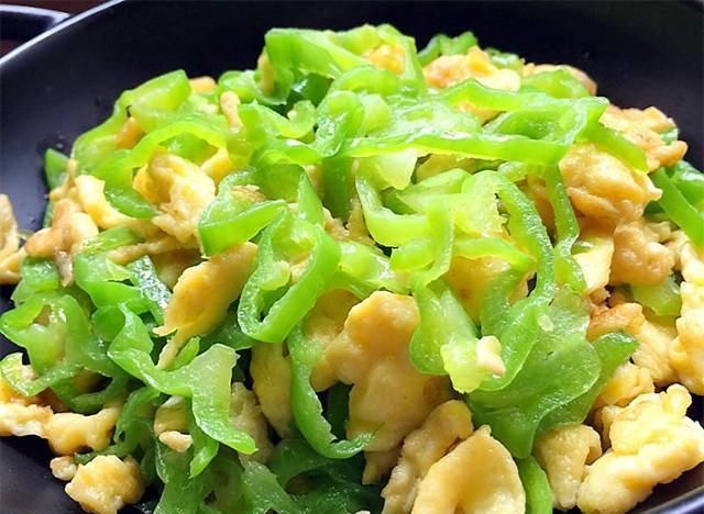  鸡蛋打入碗|青椒炒鸡蛋的12种做法，黄绿搭配色彩美观，口味鲜香营养丰富