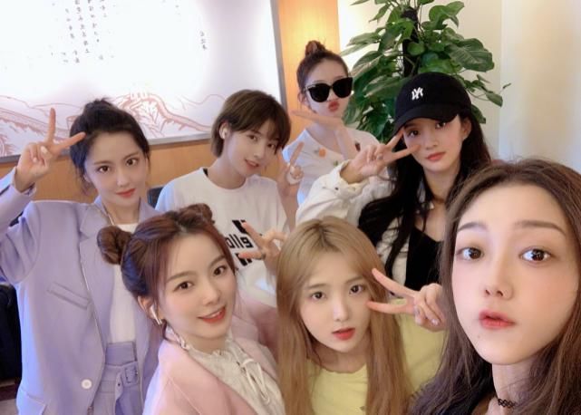  小编|硬糖少女官宣新综艺，给火箭少女101当评审，网友：她们不配