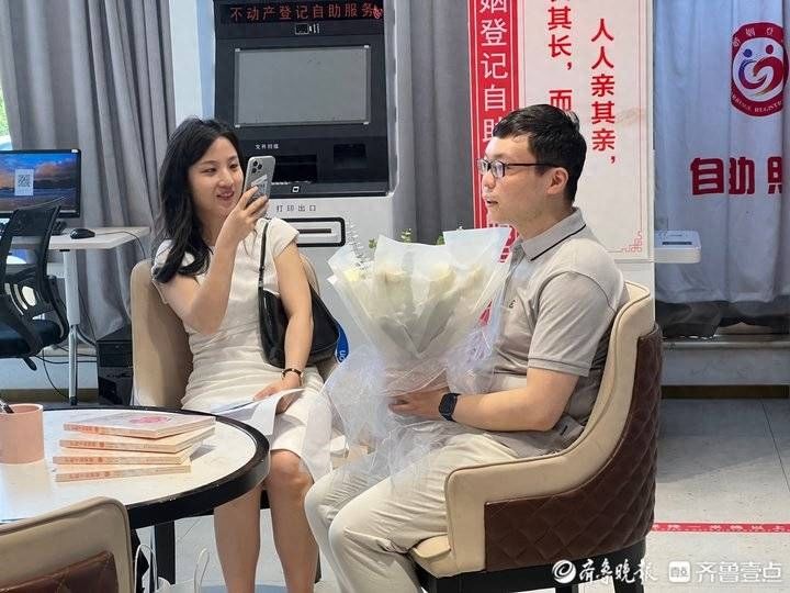 七夕甜蜜＂暴击＂！头戴婚纱、手拿鲜花，结婚登记处被幸福包围