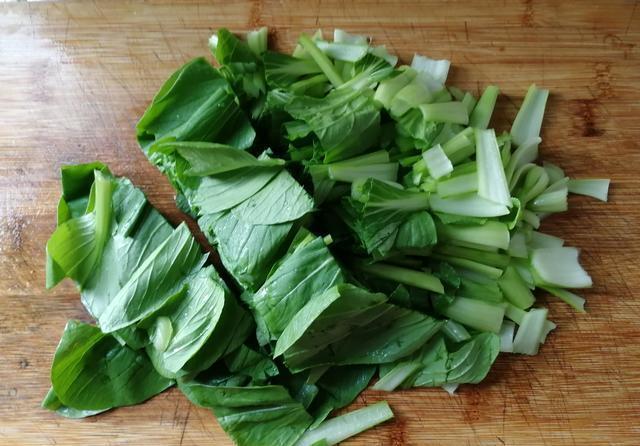 小青菜|鲜香鹌鹑蛋肉圆香菇青菜面,荤素搭配,十分好吃,热乎乎暖胃!