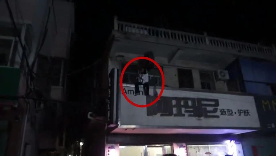  持刀|深夜蒙城御园街，女子持刀割腕坐在二楼阳台