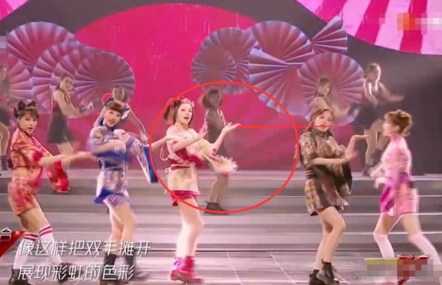  扇子|金莎表演时扇子连掉两次，谁注意张雨绮救场反应？难怪一直那么火