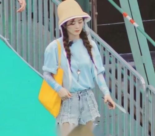  聚餐|《中餐厅》开播大伙聚餐！看清赵丽颖吃的啥，网友：难怪只有80斤