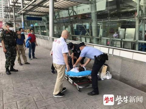  援手|男子刚出医院就倒在车站，南京铁警及时施援手救助