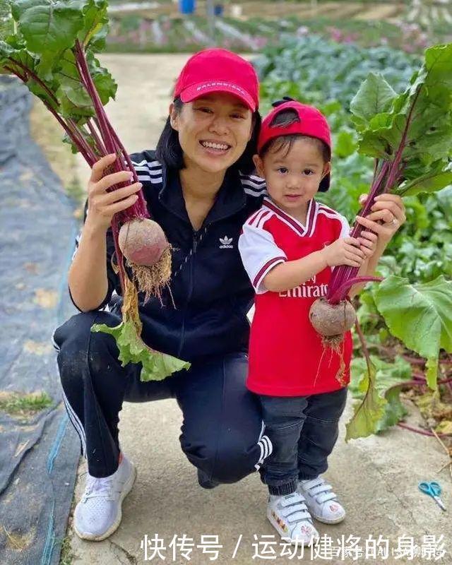 特别的开心|胡杏儿素颜吃自助餐,穿健身裤大腿还粗,生了娃成了老阿姨!