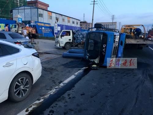  侧翻|事发玉博公路！一小货车侧翻，布匹甩出车外，路边小车当场被砸坏