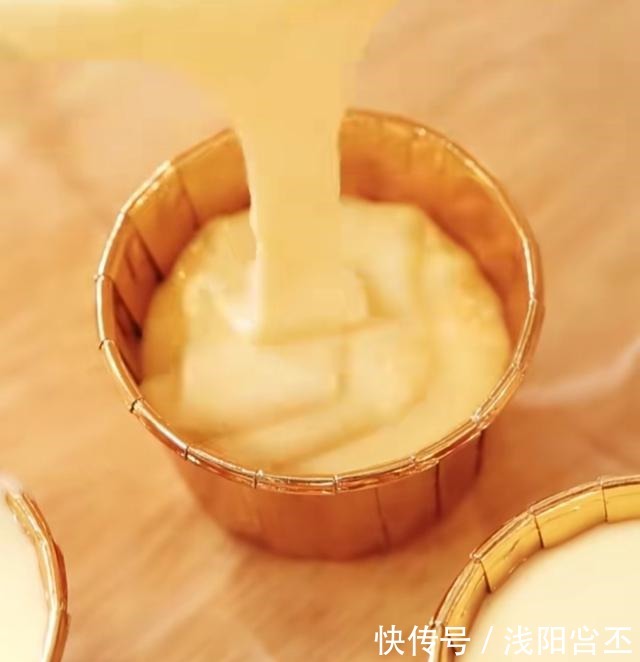 好吃|一个蒸锅搞定的蒸酸奶蛋糕，无需烤箱不回缩，湿润绵密很好吃