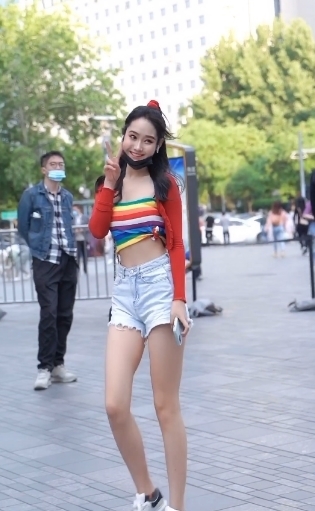  自有|时尚街拍：她优雅动，人自有灵之气，美目带笑！