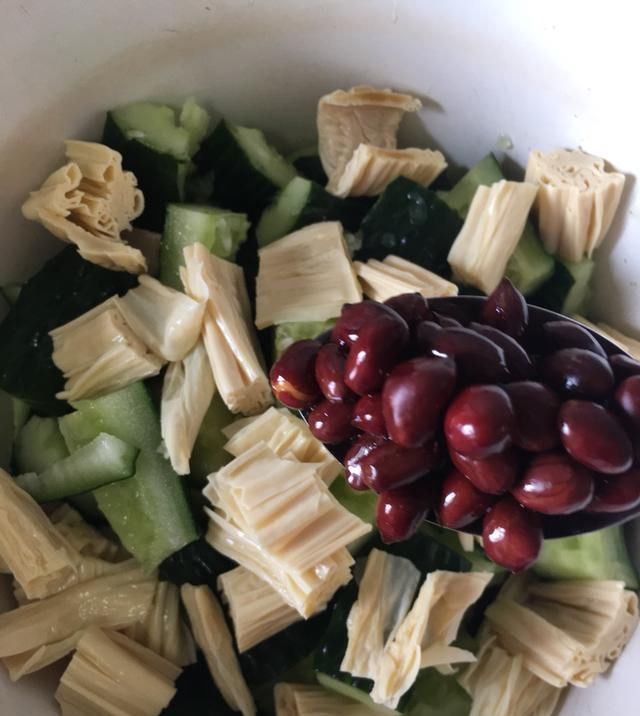  凉拌菜|夏天想要清凉解暑，凉拌菜必不可少！凉拌菠菜，味在嘴里爽到心里