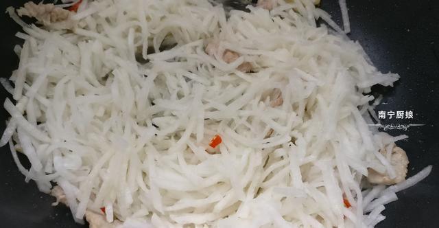  开裂|冬天干燥嘴唇容易开裂出血，常吃这蔬菜可有效缓解，好吃还不贵！