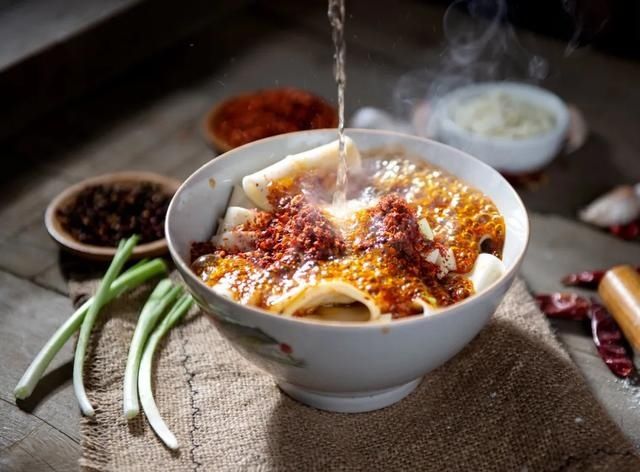  星球|一夜爆红上榜孤独星球！这个古城美食不输成都，景区免费高铁直达