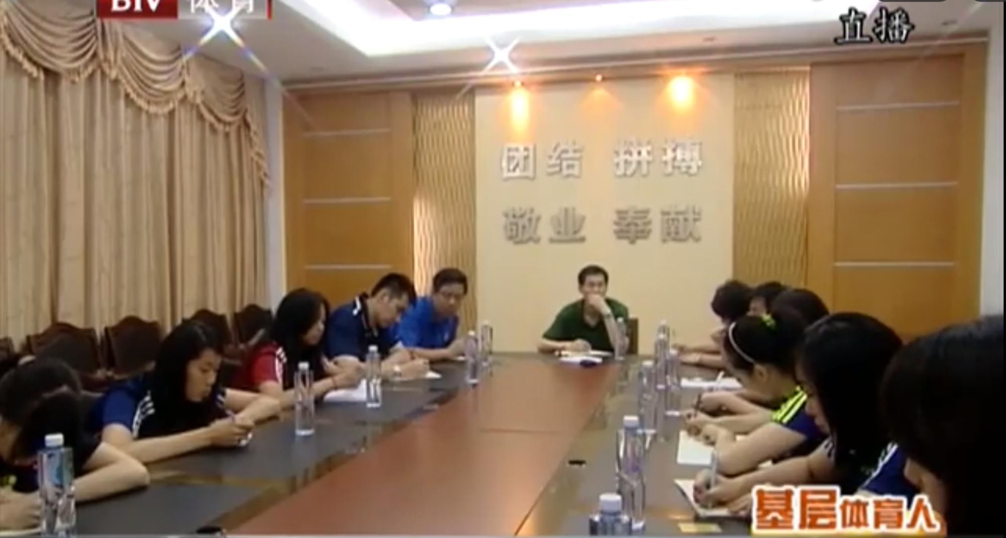  全队|冯坤曾给17岁朱婷当教练！带国青让小朱代收全队手机，朱婷一脸青涩