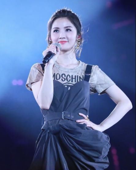 未来|蔡卓妍疑似好事将近，为未来小姑子庆生献吻，两人关系好到像闺蜜