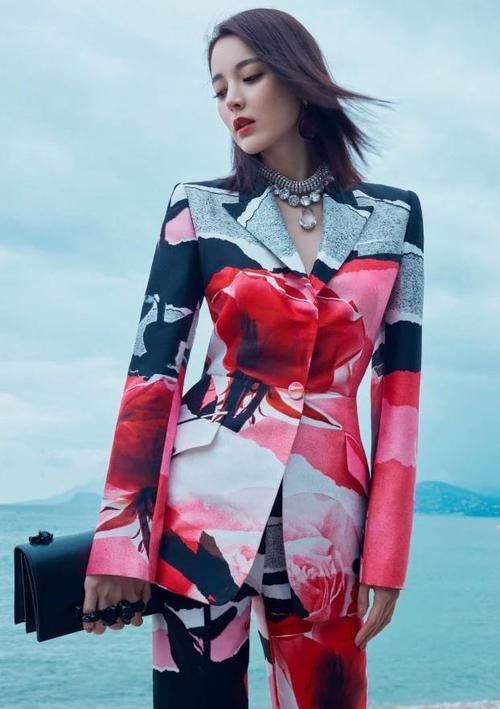  西服|快来Pick她，古力娜扎穿上花色西服，帅得想给她打电话！