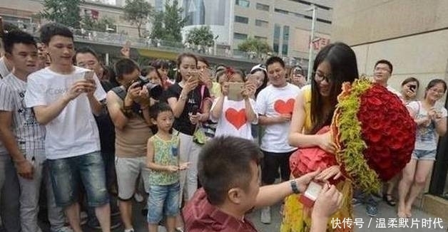 警察|男女街头求婚，引众人围观，不料警察冲了过来，一点面子都不给