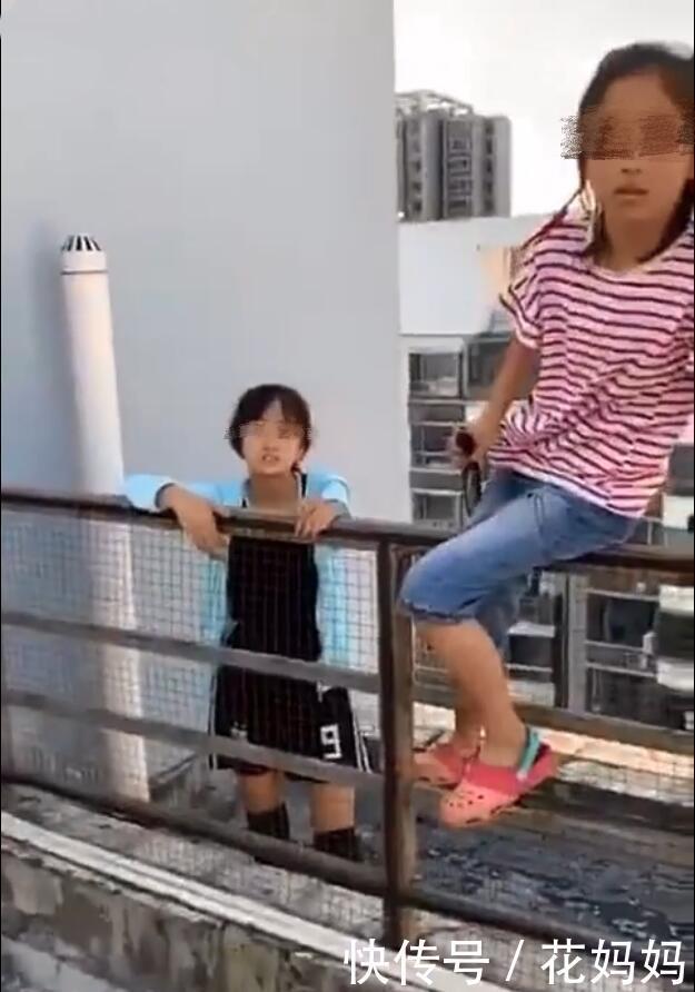 澄清|“妹妹赶紧松手,跳下去”,蓝衣女孩怂恿同伴跳楼,母亲现身澄清
