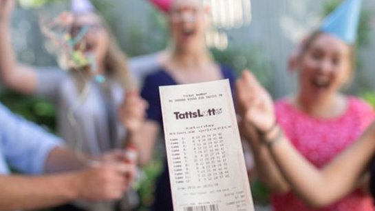 购买|女子过生日丈夫送她张彩票，以为只中65元结果中了2000万