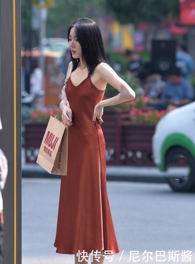  这条|等待一秒钟入夏？茫茫裙海之中的这条裙子，让你性感又显腿长！