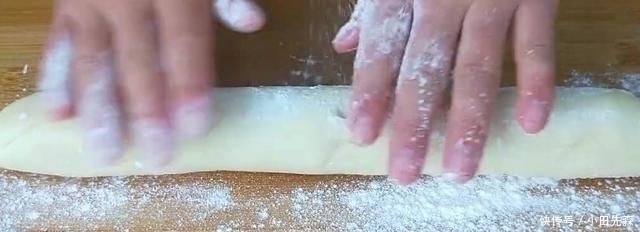 快速|2碗面粉3两水,不发面不烫面,简单快速,3分钟出锅,上桌就抢光