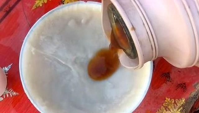 大妈|大妈街边卖小吃，3元2个，打开锅盖竟是一堆碗，翻开后原来是它