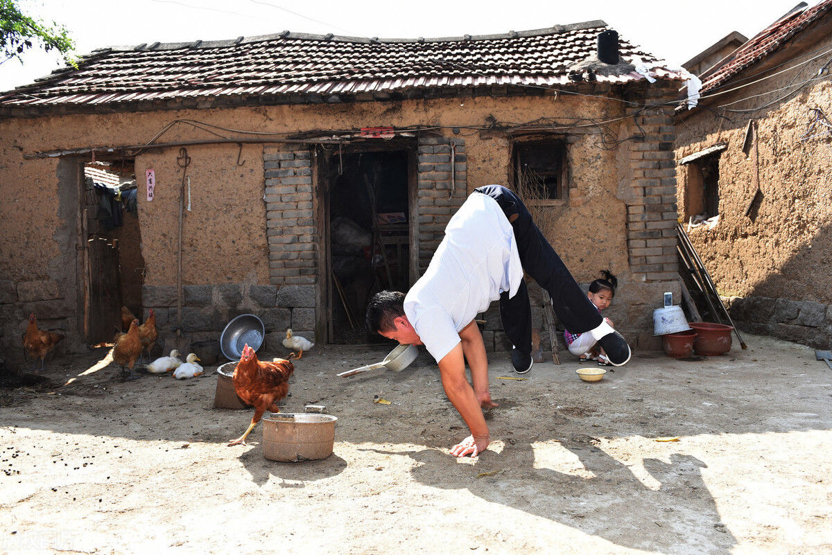 残障|1个残障小伙用手行走，却娶来1位漂亮姑娘，看他有啥本事